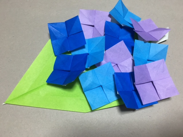 折り紙であじさいと葉っぱの作り方 子供でもできる簡単な折り方 育児の知恵袋 子育てに役立つ情報や悩みを解決