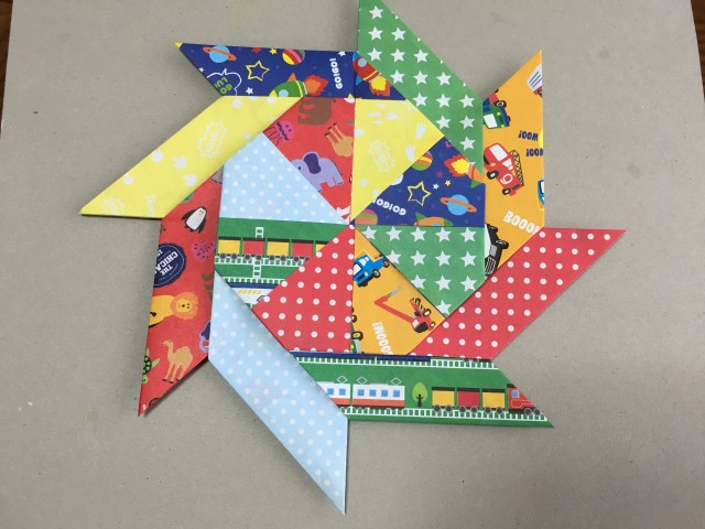 折り紙8枚で手裏剣を作ろう 八方手裏剣の変形する折り方を簡単に 育児の知恵袋 子育てに役立つ情報や悩みを解決