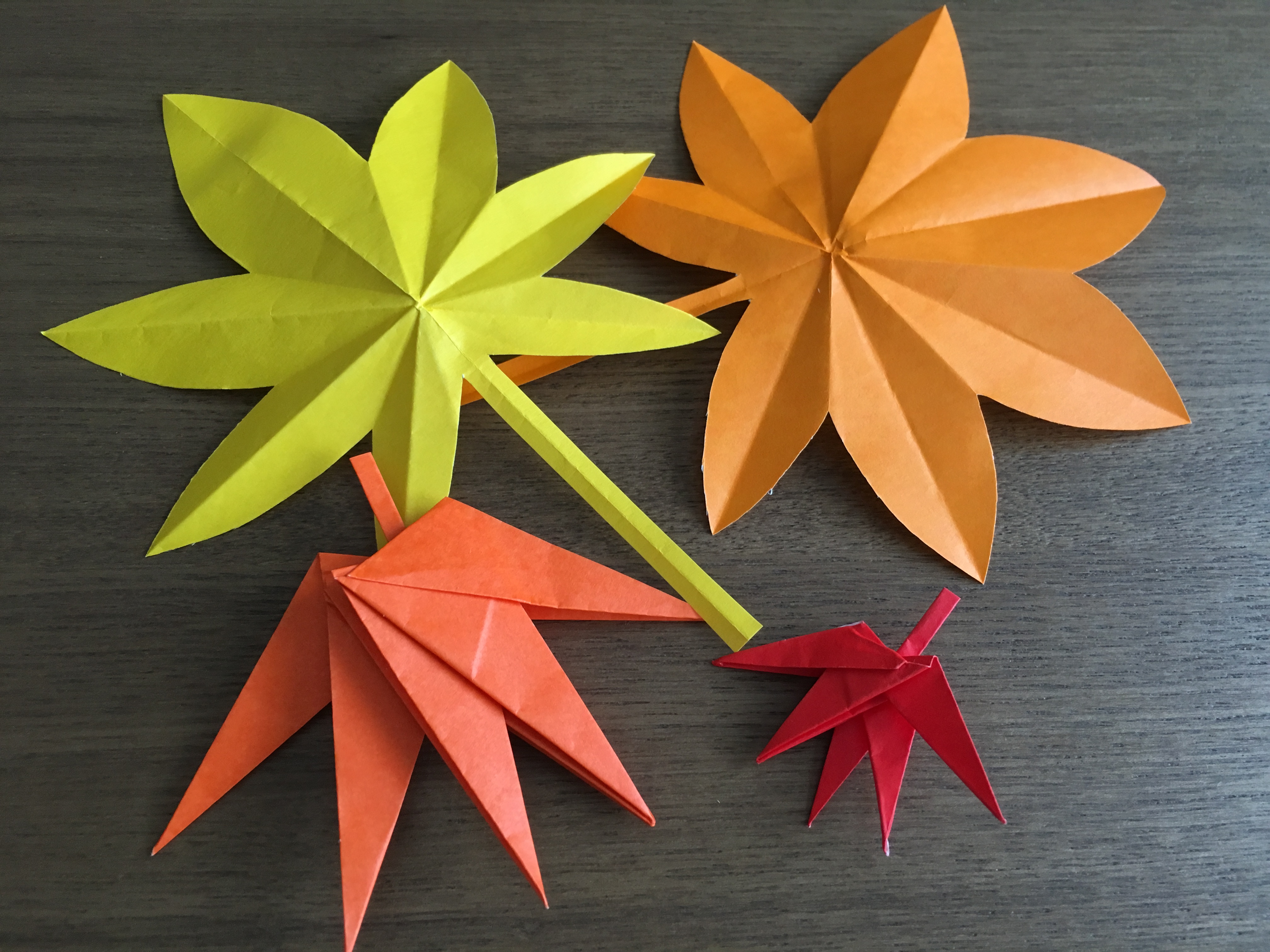 紅葉を折り紙で 簡単な作り方や切り方をわかりやすく解説 育児の知恵袋 子育てに役立つ情報や悩みを解決